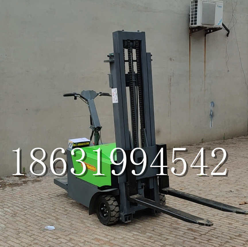 伊吾县优程全电动叉车插腿式堆高车液压装卸车1.5吨升高小型站驾式铲车